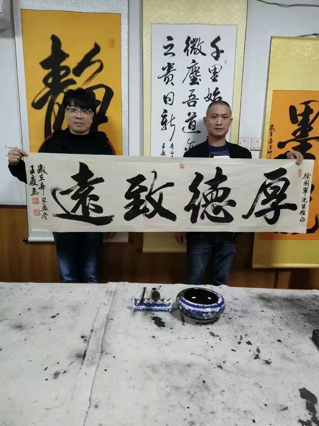  p data-id="gnb5ivusk5">王庆,男,1976年生,浙江省永康市人,笔名墨龙