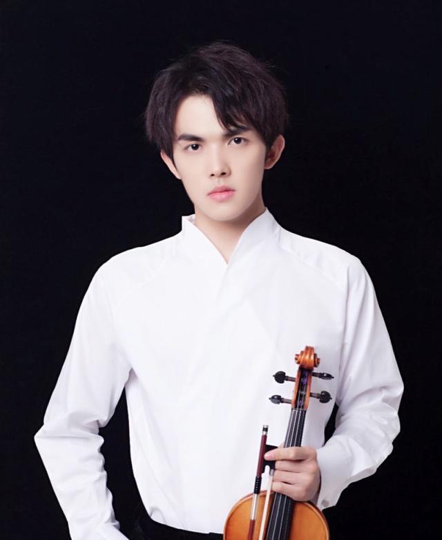 李柄熹,1995年9月