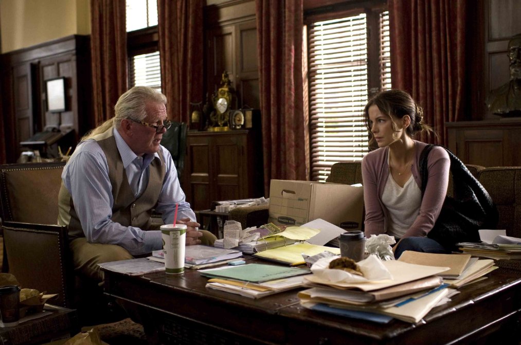  /p> p>影片讲述了一个曾经名气响亮的律师凯特·麦考,为被指控谋杀的