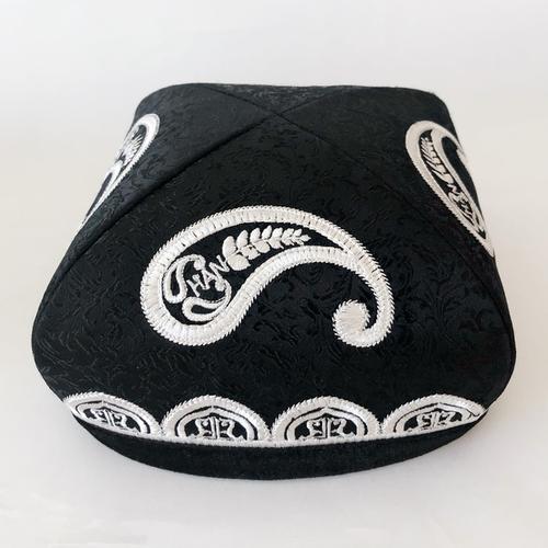 不论天山南北,不论男女老幼, 也不分春夏秋冬,花帽都是维吾尔族人日常