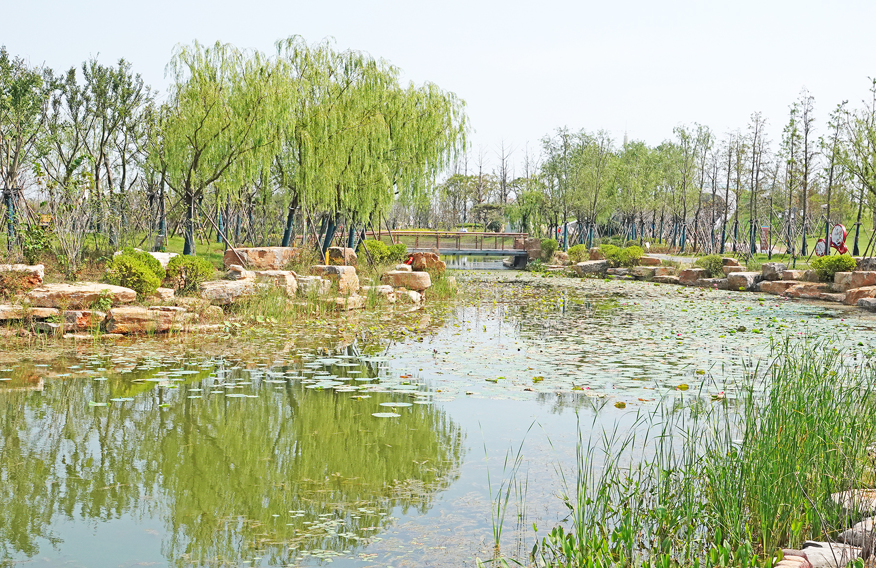  p>千鹤湖(原盘石头水库)又名仙鹤湖于鹤壁市区西北部20公里处的大河