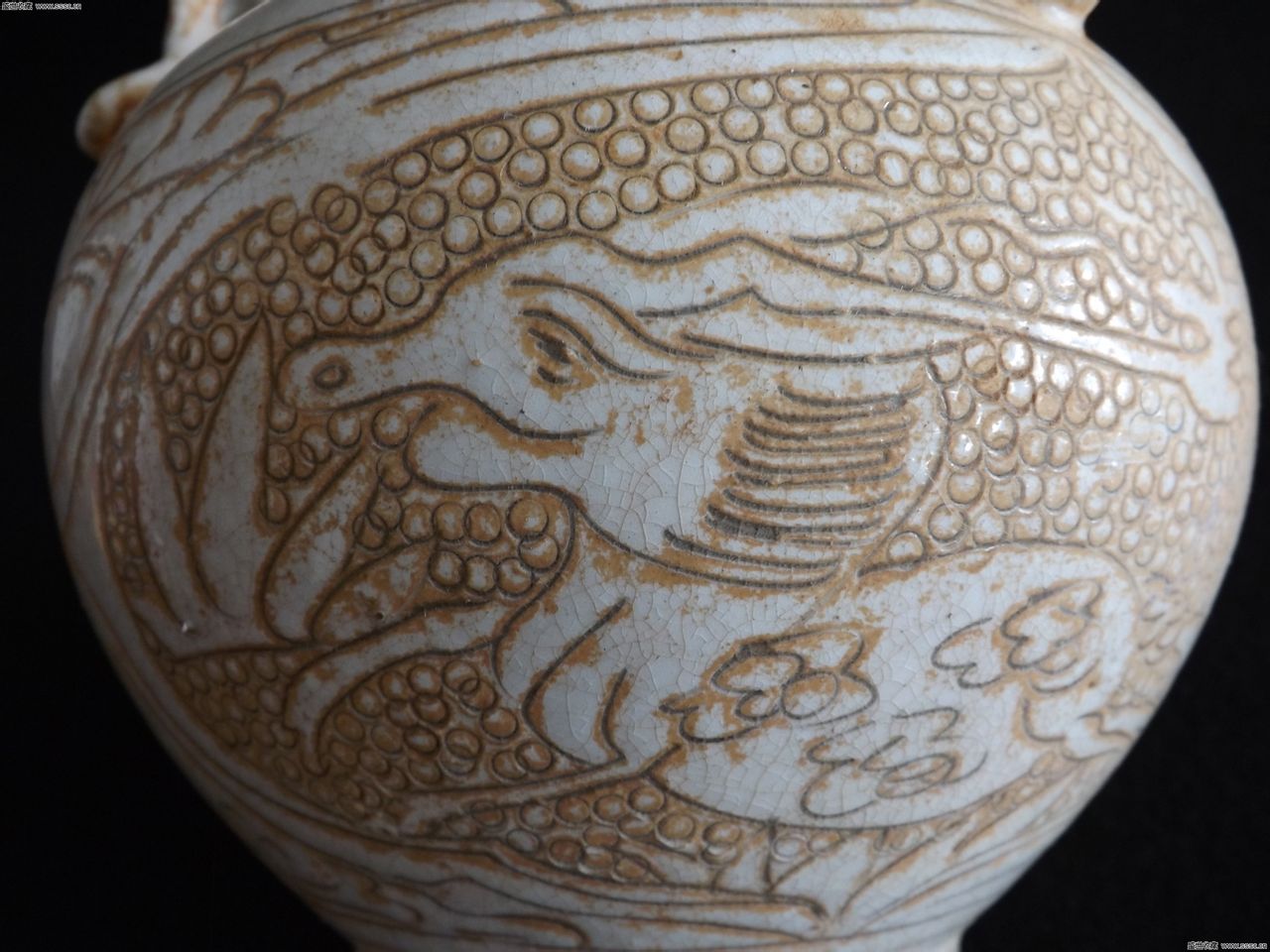  p>宋登封窑珍珠地划花双虎纹瓶是 a href="#" data-lemmaid="9860122