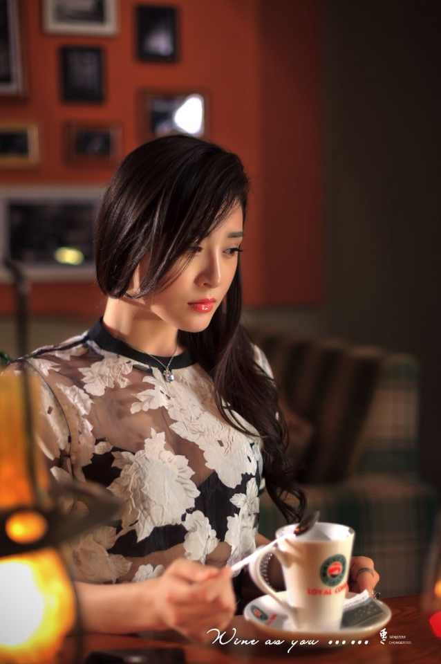  p>伍娇,女,因为参加非诚勿扰这个节目而在网络上迅速走红,被称为小