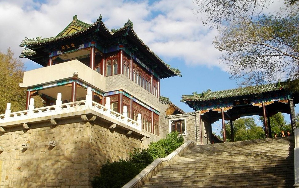  p data-id="gnzl9psig2">龙沙公园坐落于齐齐哈尔市区中心,已有百年