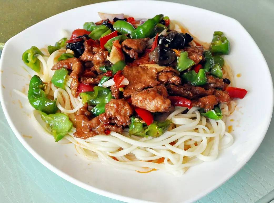  p data-id="gnwkt2yxwf">过油肉拌面是在我国西北新疆一带面食,色泽