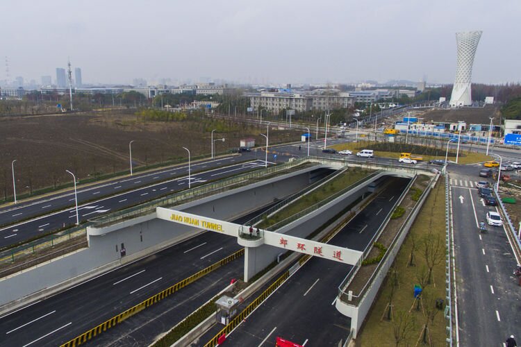 tunnel),是中国上海市境内的过江隧道,是上海市域郊环线和沿江沿海大