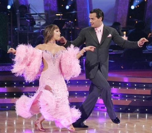 data-lemmaid="2540414">狐步舞 /a>中的步法,流动感强,动作轻盈,舒展