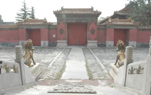 ">慈宁宫 /a>的南门名为长信门,沿用的是西汉太后所居的长信宫名,这是