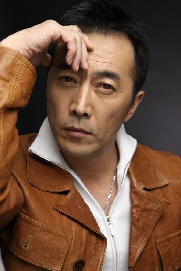 1961年11月6日出生于内蒙古赤峰市,中国影视男演员,1976年考入内蒙古