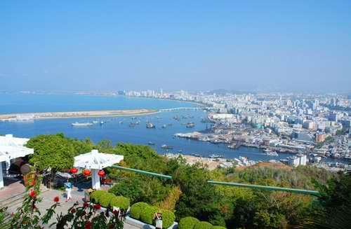  p>鹿回头山顶公园坐落在三亚西南端 a target="_blank" href="/item