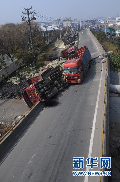 南春线7k 966春晖互通绍兴至宁波,台州方向上引匝道发生交通坍塌事故