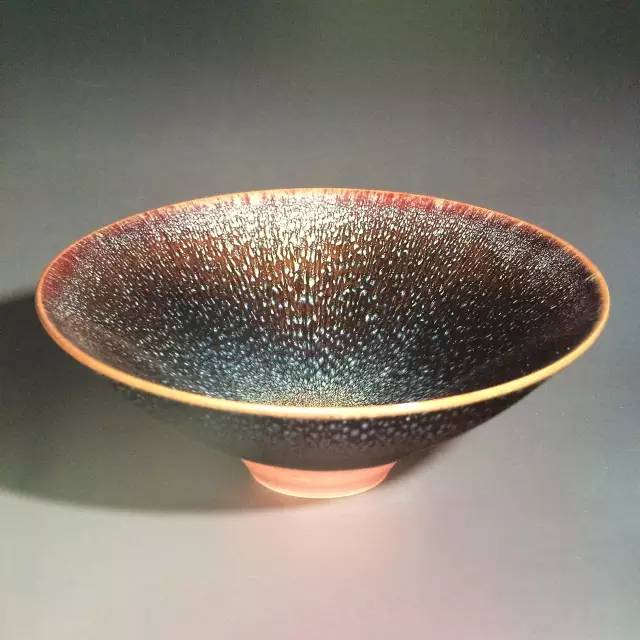 黑釉瓷在宋代由浙江传至日本,被称为"天目". /p>