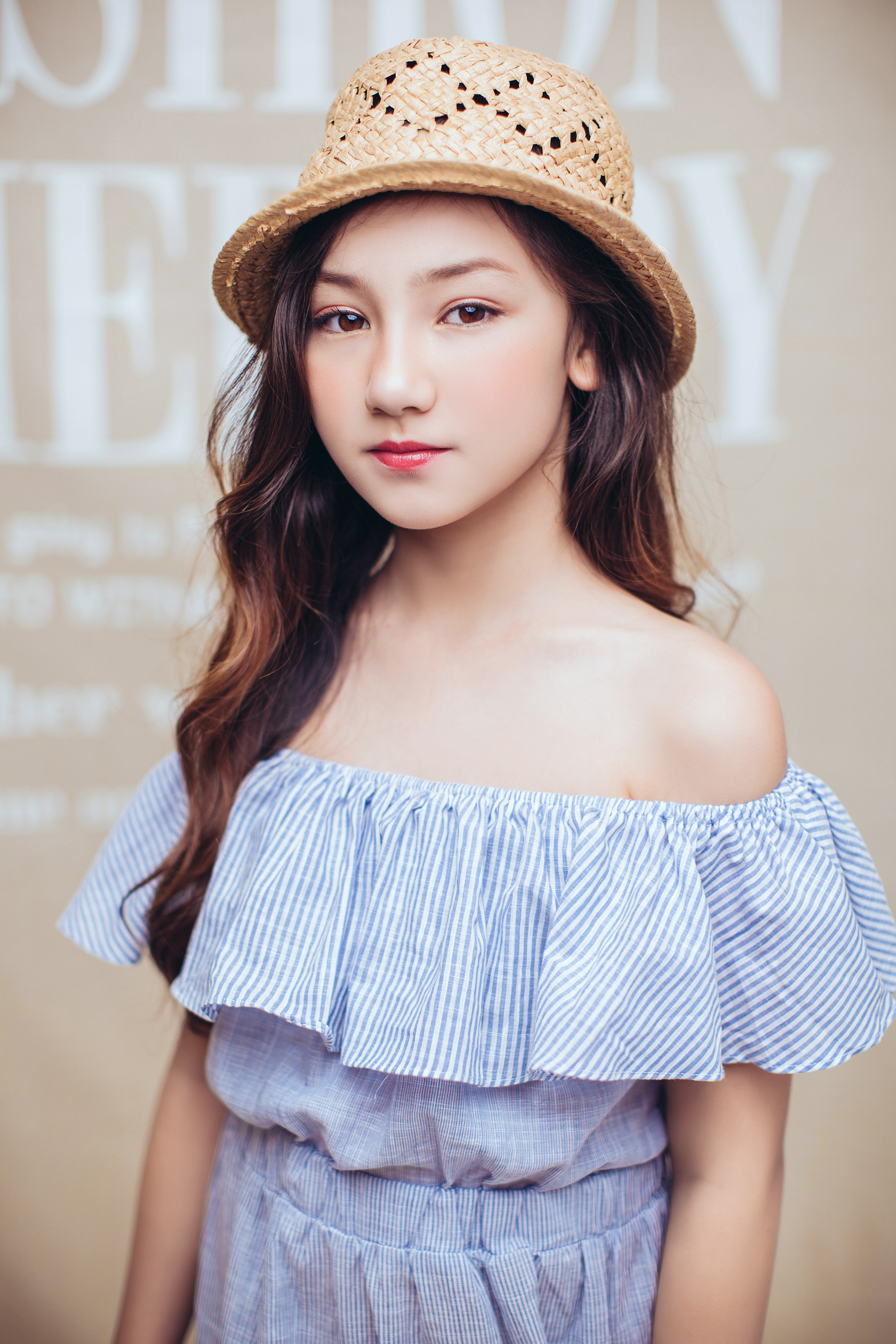  p>江恩娜,英文名为sienna,中澳混血.