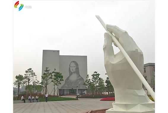 对岸的富寿公园绿树成阴,环境优美,空气清新;夜幕降临,公园里的烟花灯