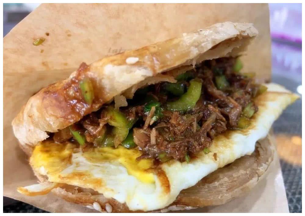 大烧饼夹肉肘子