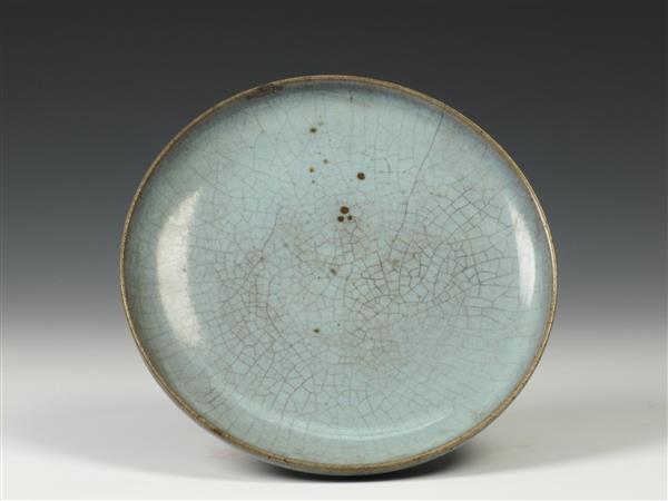  p>元钧窑蓝釉冰裂纹盘是元代时期的一件文物,现收藏于浙江省博物馆.
