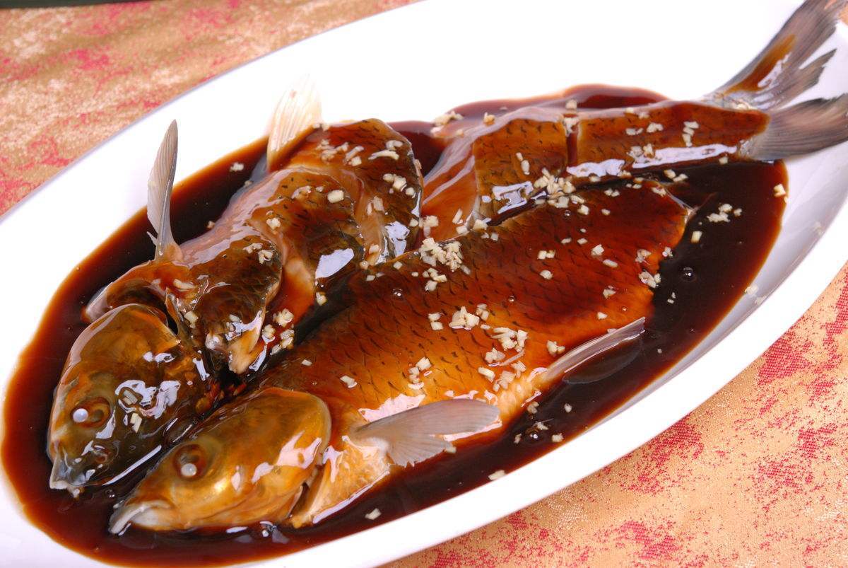 西湖醋鱼(west lake fish in vinegar gravy),又名"叔嫂传珍""宋嫂鱼"