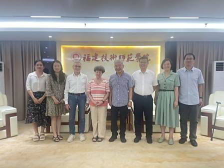匈牙利科学院经济研究所顾问应邀来校讲学