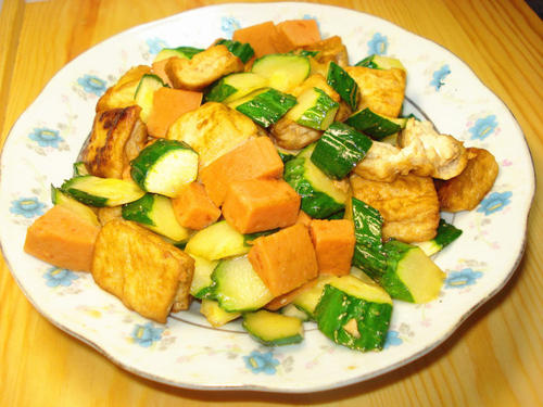  p>黄瓜炒豆腐是以黄瓜,鸡蛋,豆腐为主材的菜肴名. /p>