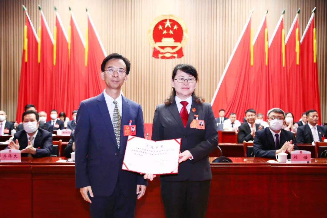 法律硕士学位,中共党员,1996年7月参加工作,现任珠海市斗门区人民法