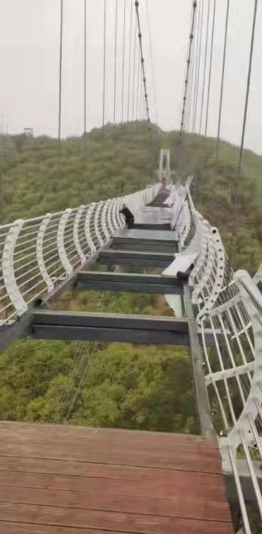 2021年5月7日琵岩山风景区玻璃栈道碎裂事故