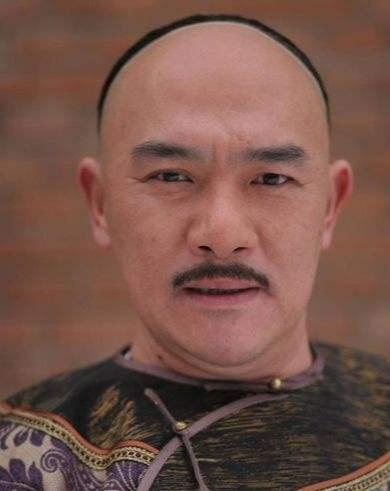 王绘春：因《雍正王朝》走红，长相酷似申军谊，感情经历却不同_百科TA说