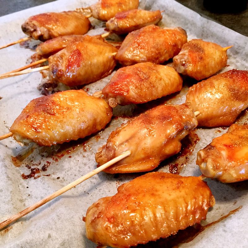  p data-id="gnyu2gp1kc">烤箱烤翅是一道美食,制作原料主要有鸡翅