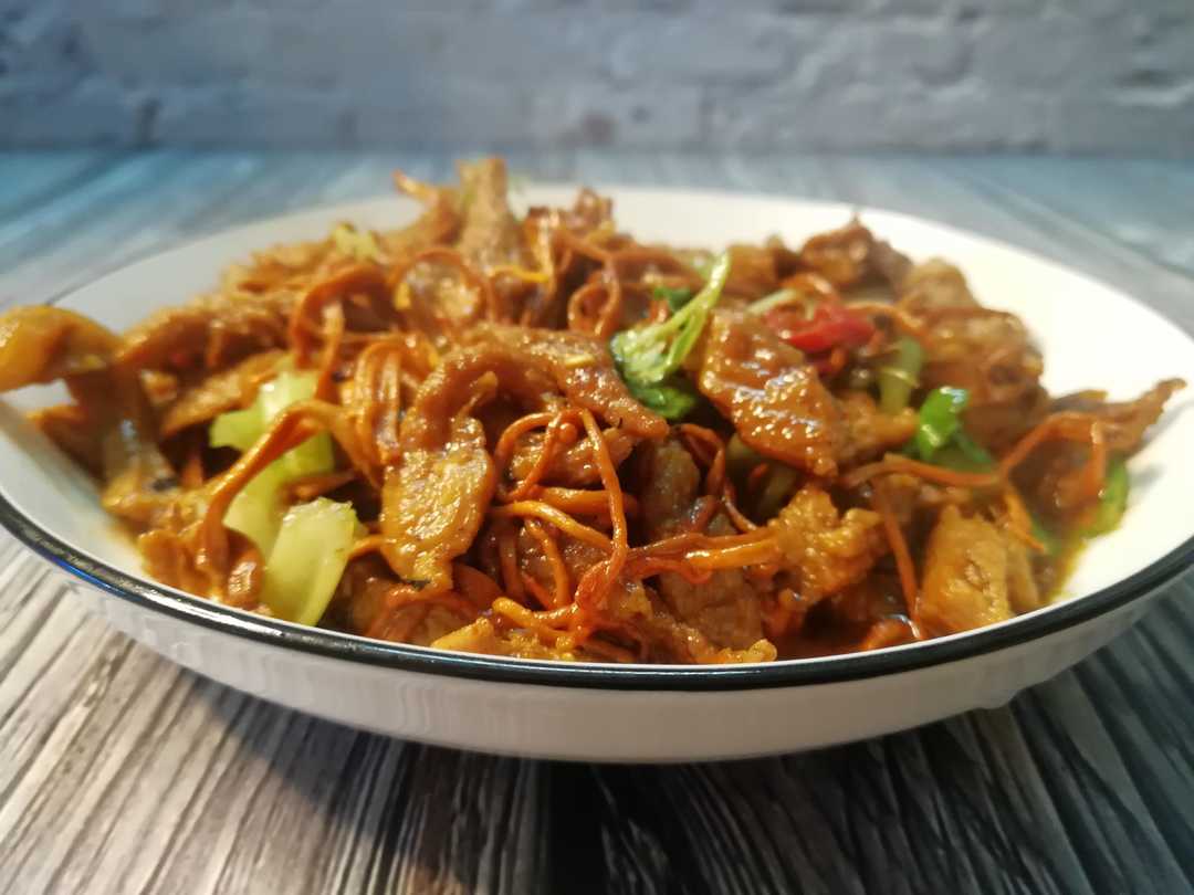  p>虫草花炒肉香甜味道鲜香,是下饭的佳肴,并且制作方法简单,容易上手