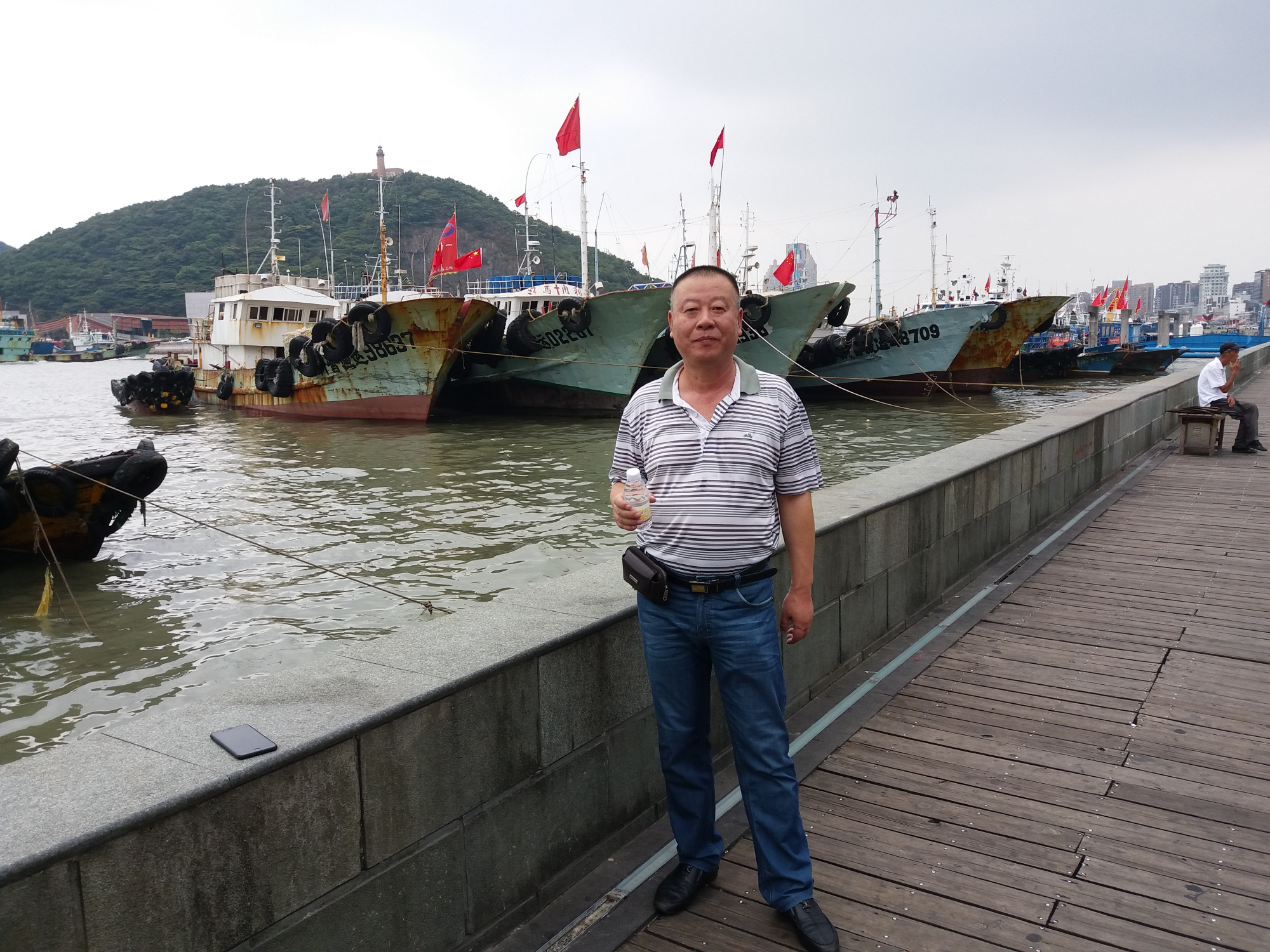 舟山沈家门渔港，是中国最大的天然渔港，也是世界三大渔港之一_百科TA说