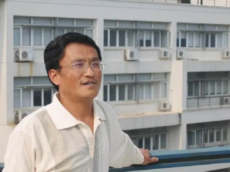 1967年2月生,汉族,中国国籍,山西襄垣县人,中国科学院博士,复旦大学