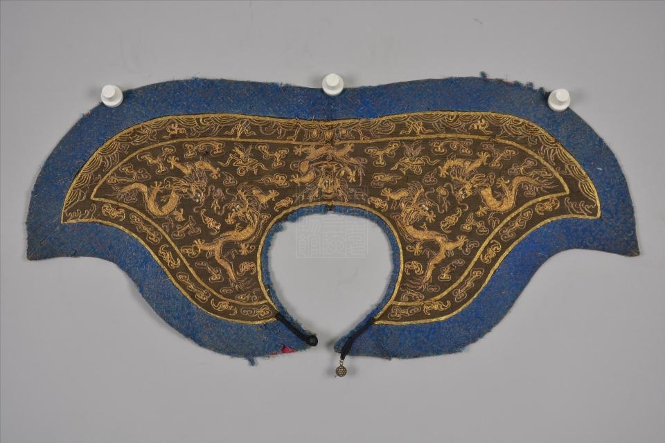 清黑缎平金绣龙纹披领