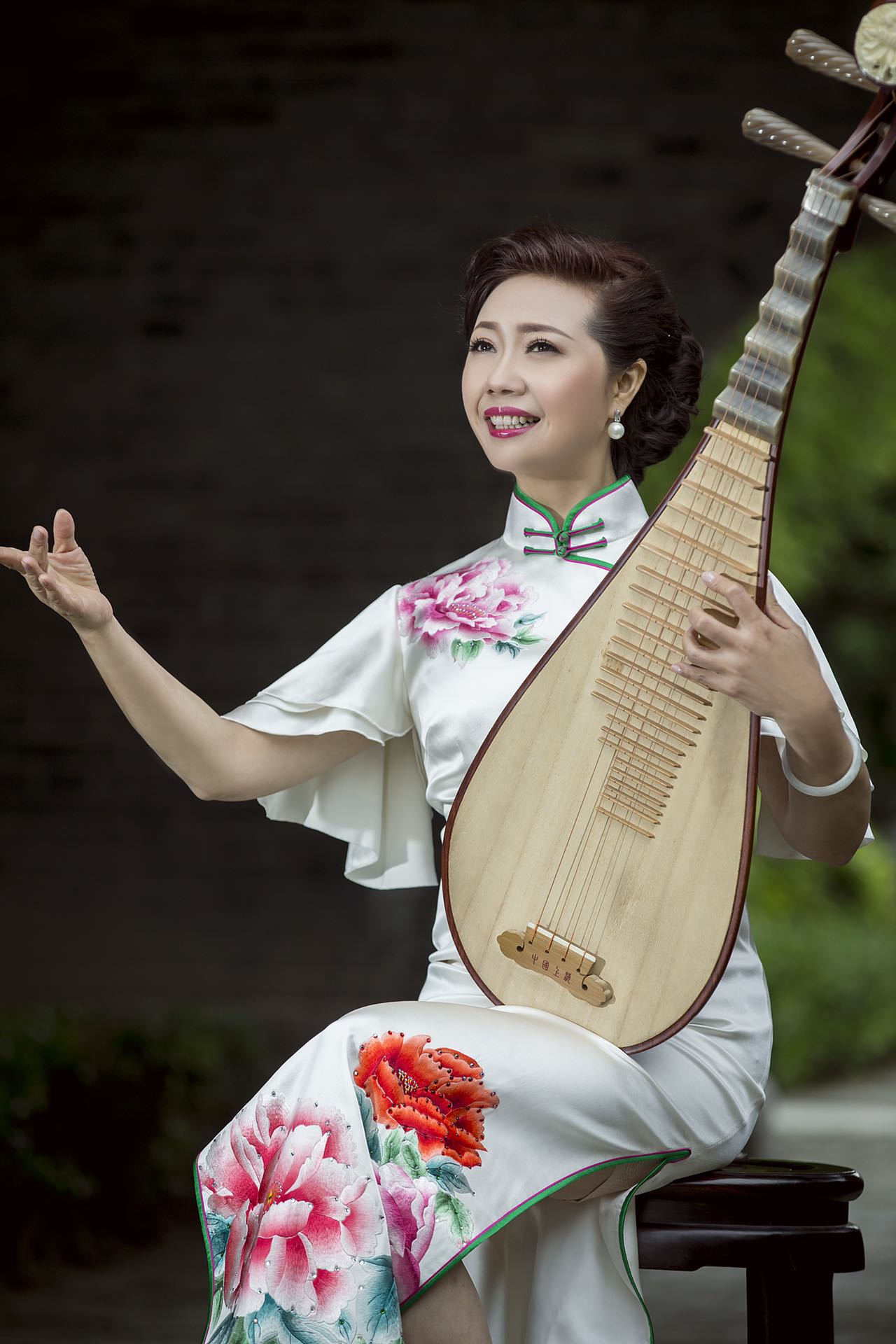 包伟,女,汉族,1968年5月出生,国家一级演员,现任扬州曲艺研究所副所长