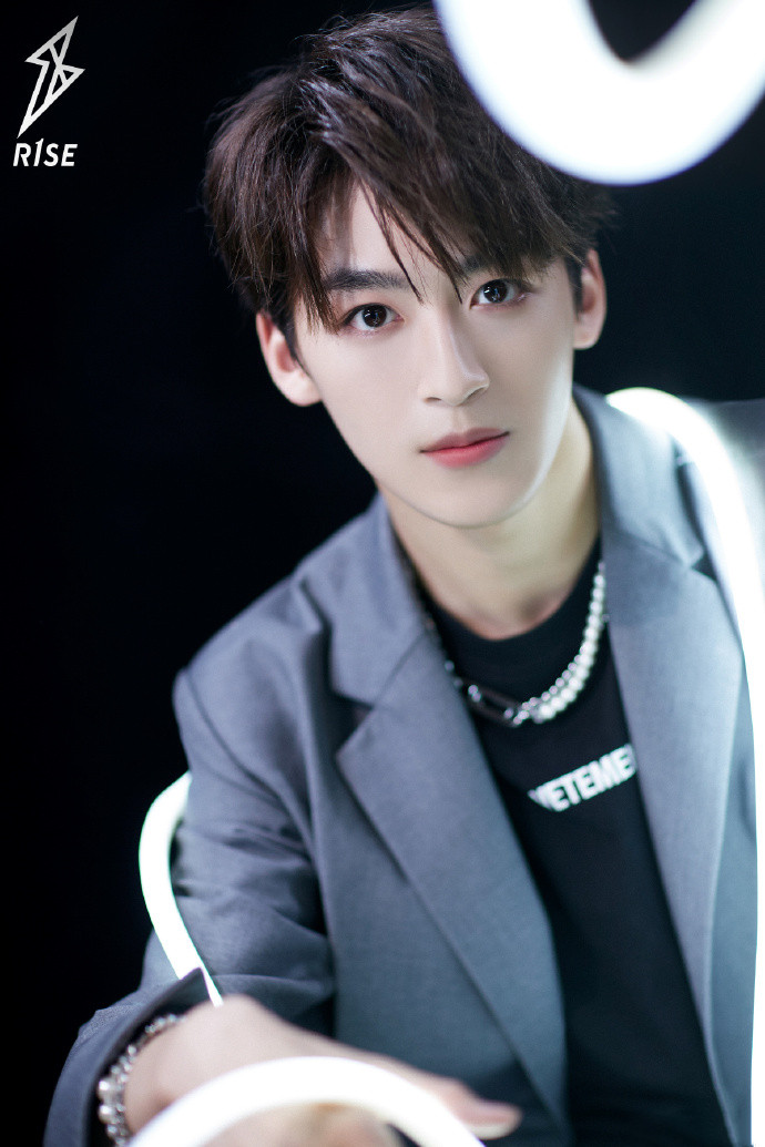  p>何洛洛,本名徐一宁,2001年5月4日出生于浙江省杭州市萧山区,中国