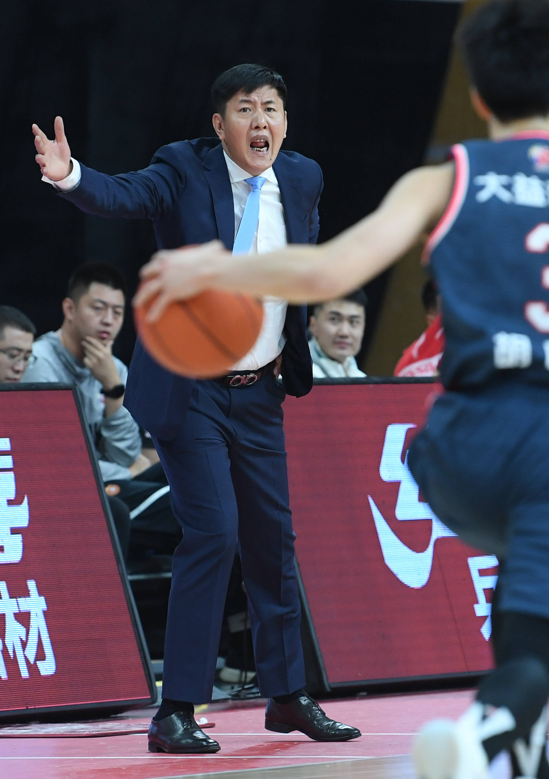 data-id="gnwso6ywgr">丁伟,生于1968年2月12日,身高1米96,中国篮球 a