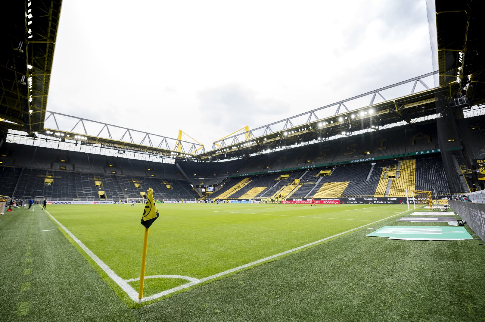  p>伊杜纳信号公园球场(signal iduna park)是德甲球队 a target="