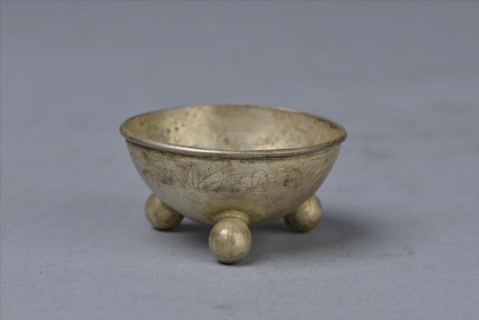  p>民国錾刻花卉纹三足银杯是重庆中国三峡博物馆收藏的金银器. /p>