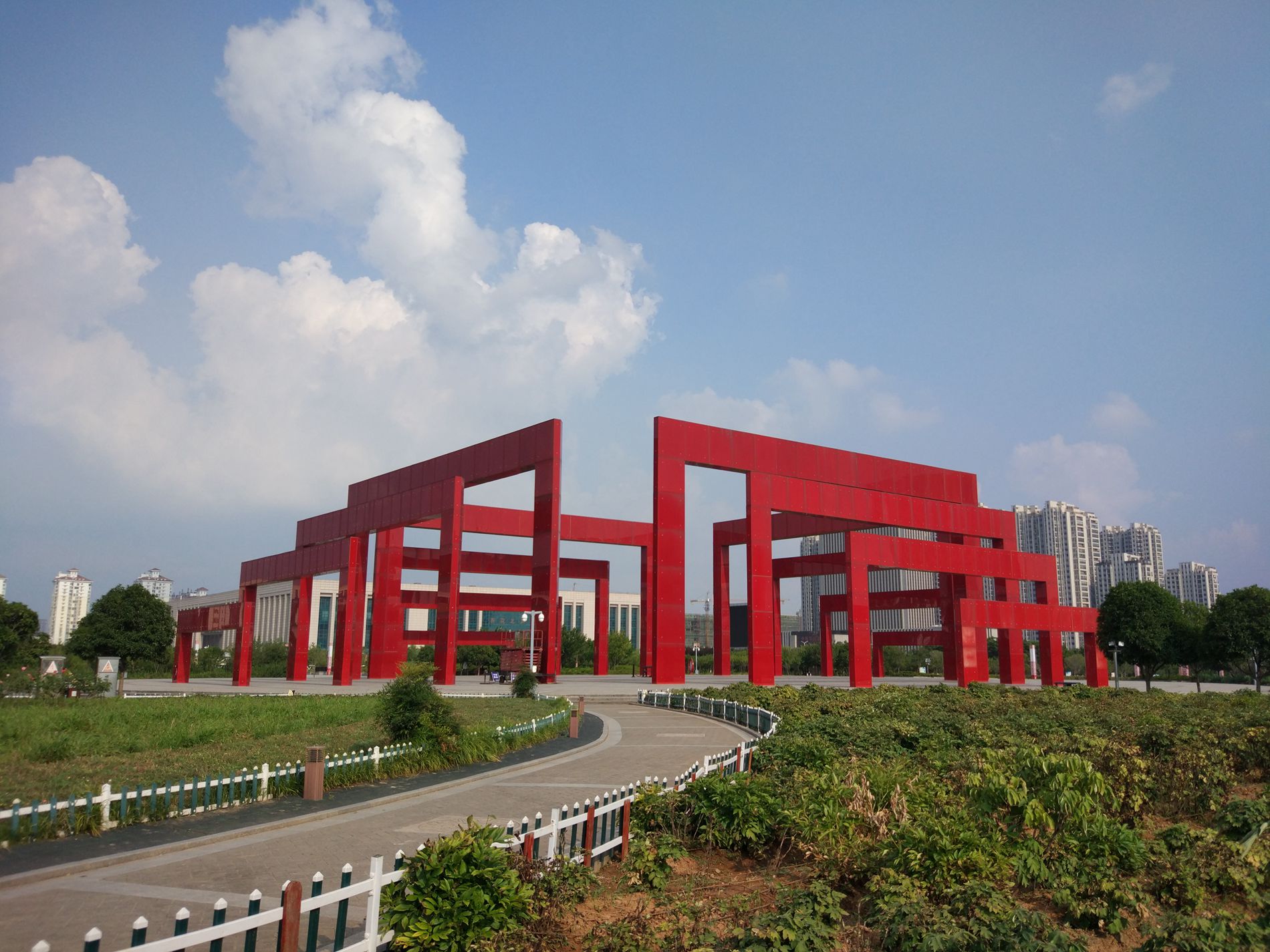 data-lemmaid="13858040">信阳 /a>百花园,位于信阳市 a target="