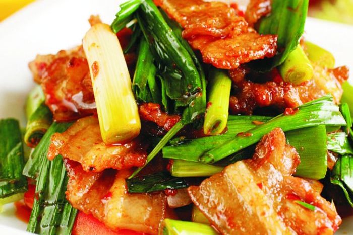 p>大蒜叶子炒回锅肉是一道以五花肉,大蒜叶等为主料的菜品/p>