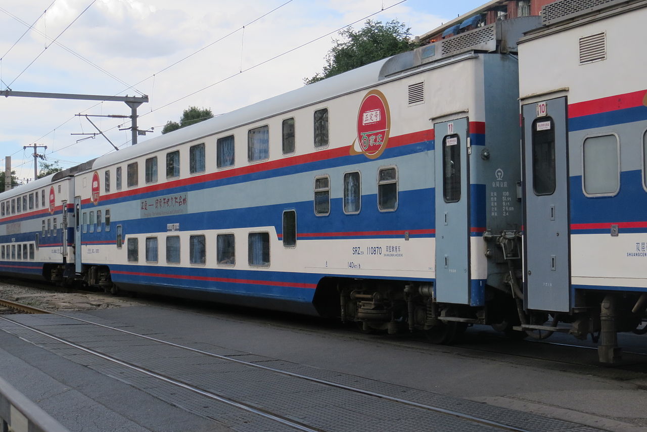 蓝色涂装的中国铁路客运列车