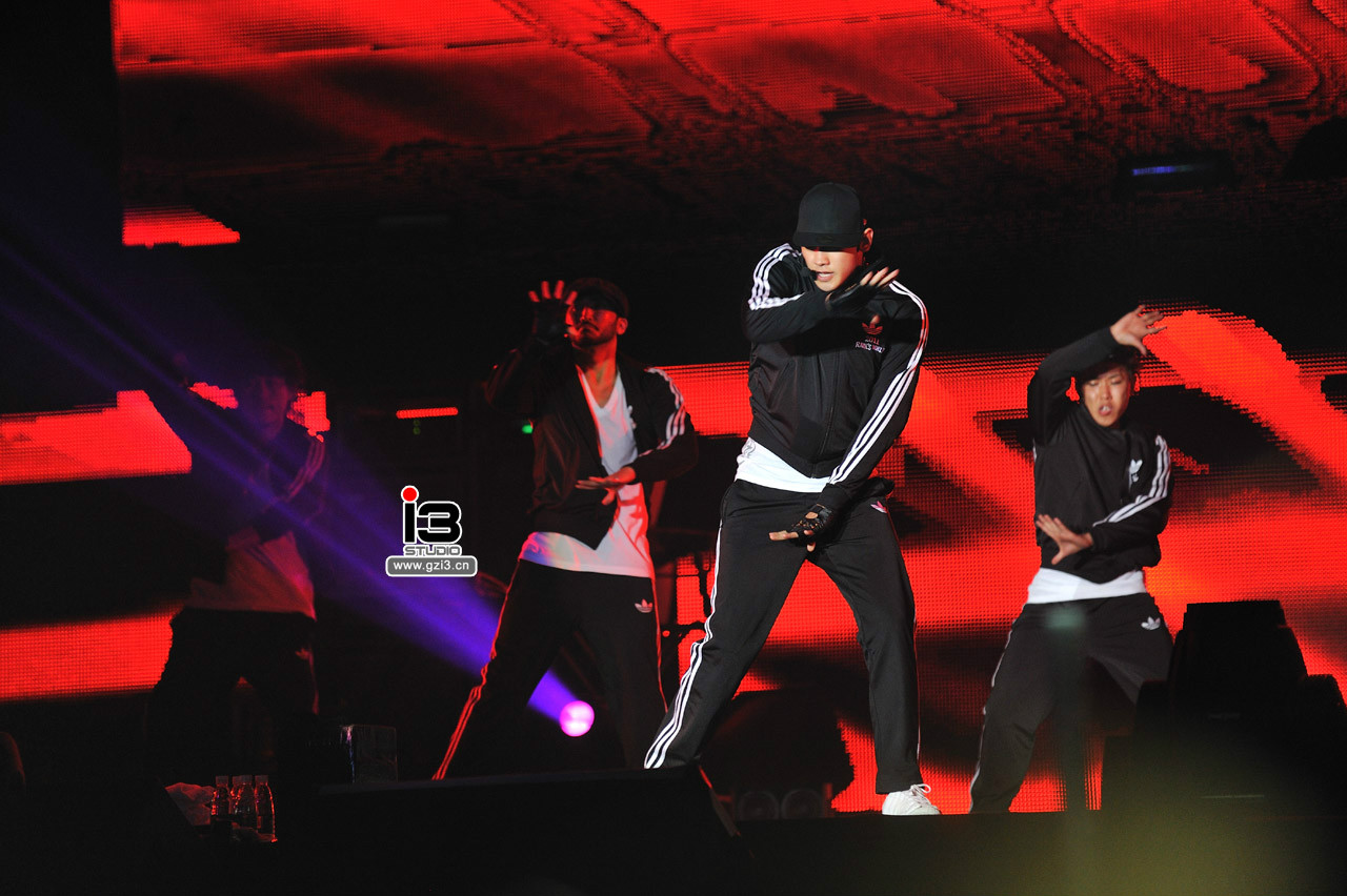  p>郑智薰(rain),1982年6月25日出生于韩国首尔,韩国流行男歌手,演员