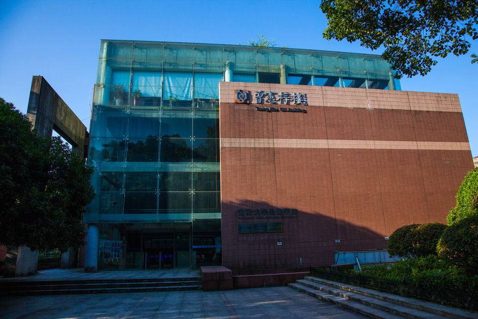 university),简称" a target="_blank" href="/item/湖大/406102"