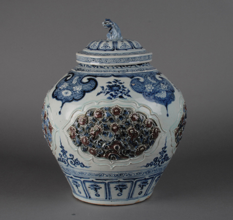 p>元代青花釉里红开光贴花盖罐1964年出土于河北保定永华南路元代