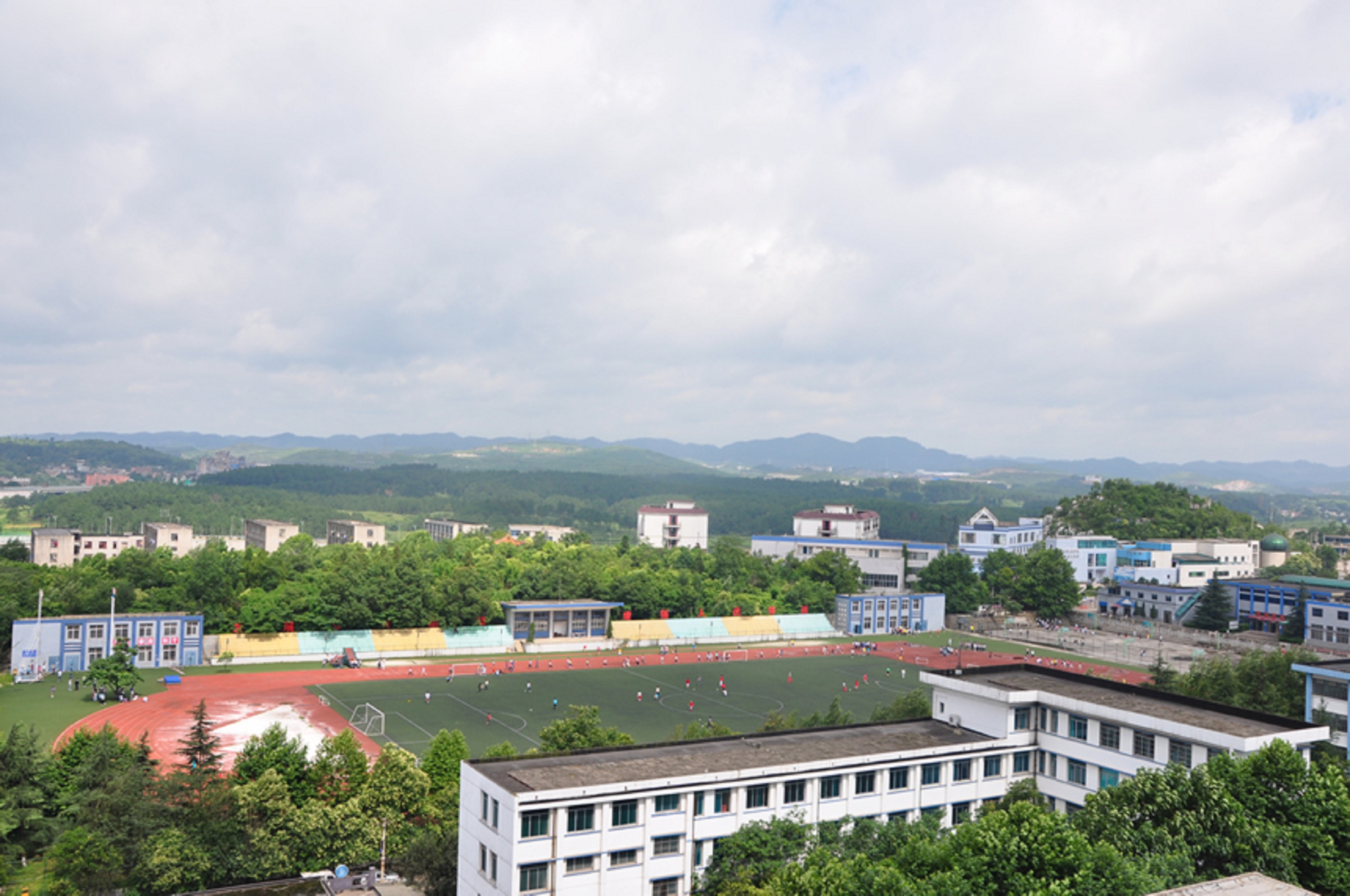 民族大学(guizhou minzu university),简称贵民大,坐落于贵州省贵阳市
