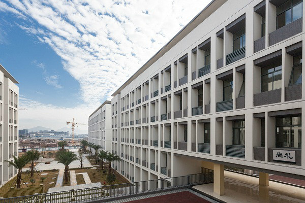 公办完全中学初高中分设办学的实施意见》的要求,温州八中高中部外迁