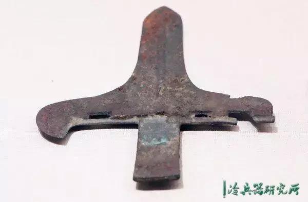 挖个窑洞就能找到宝？西周卫国墓地出土之贵族用青铜戟_百科TA说