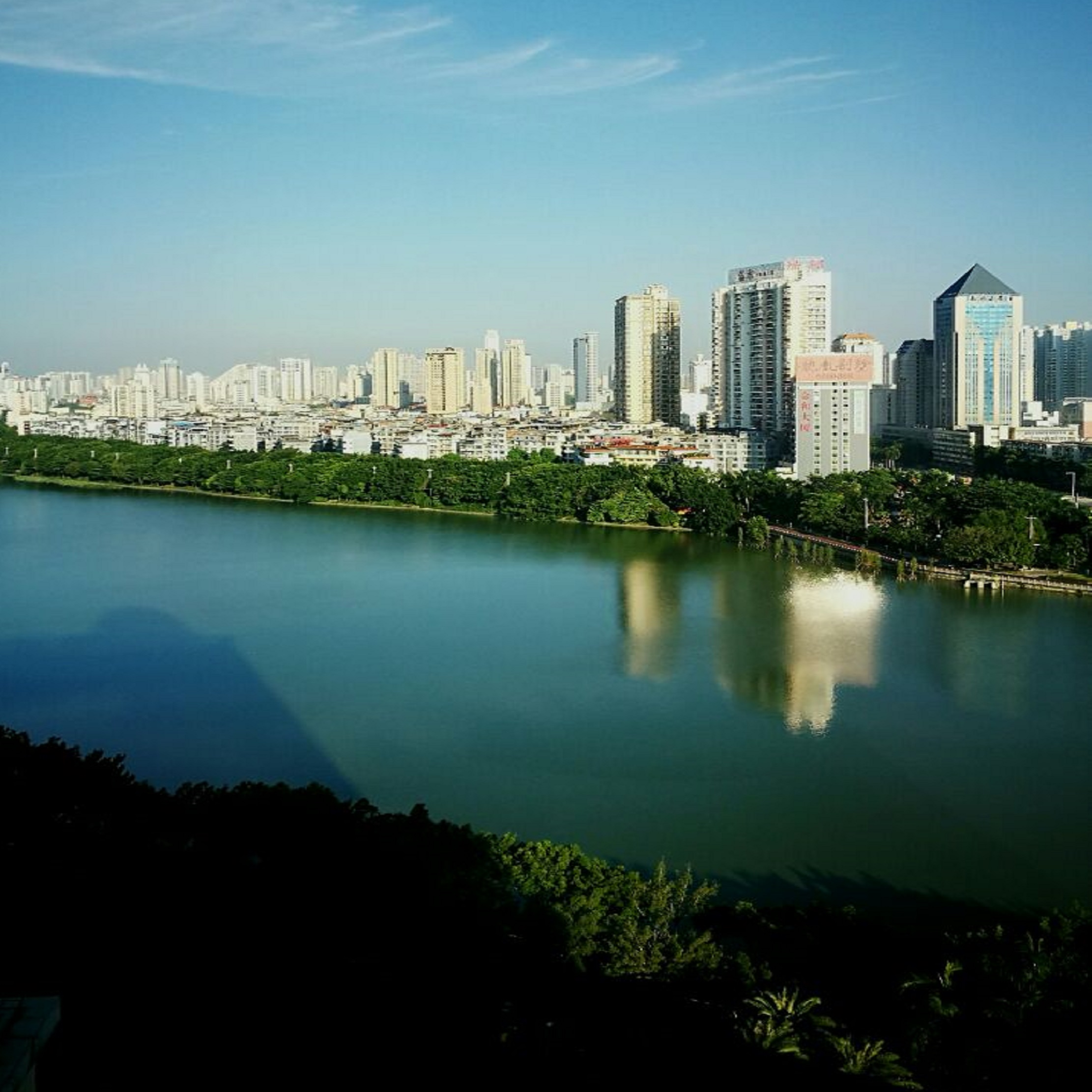  p>南宁南湖公园,位于市区东南面青秀区,是一个融水体景观,亚热带园林