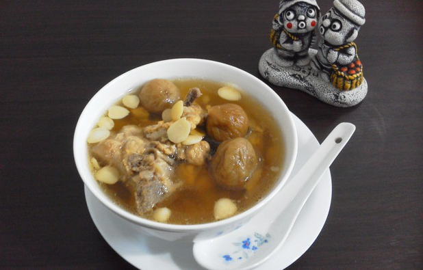 是使用无花果,排骨,百合等材料熬制而成的广东煲汤.