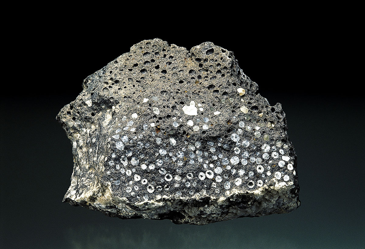  /p> p>熔岩多呈枕状椭球体,也有球状,柱状者,岩枕一般底面较平,顶面