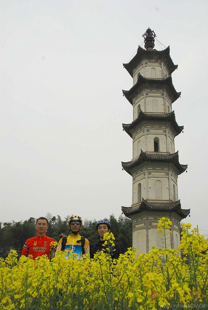  p>云门塔位于黟县城西北郊碧山南麓.