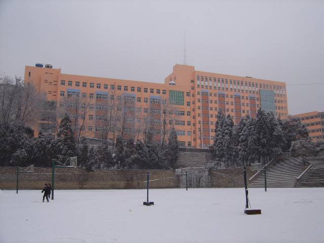 水城矿务局一中位于西部贵州省的新兴工业城市六盘水市,是贵州省